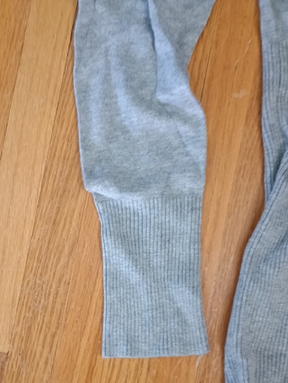 Candie's Heather Gray Ribbed Long-Sleeve Top with Gathered Front - Picture 5 of 6